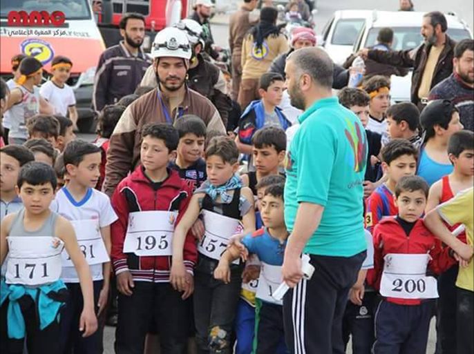 ماراثون للأطفال في مدينة معرة النعمان بريف إدلب في 23 مارس 2016 نظمه الدفاع المدني بمناسبة الذكرى الخامسة للثورة السورية (ناشطون)