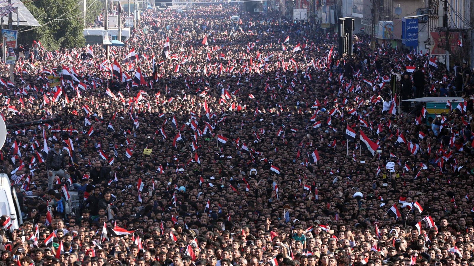 الآلاف خرجوا في مظاهرة بساحة التحرير في بغداد استجابة لطلب الصدر يوم الجمعة الماضي (رويترز)