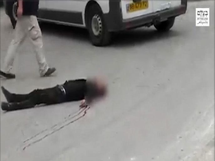 صورة من فيديو يظهر مقتل فلسطيني على يد جندي إسرائيلي بمدينة الخليل الأسبوع الماضي
