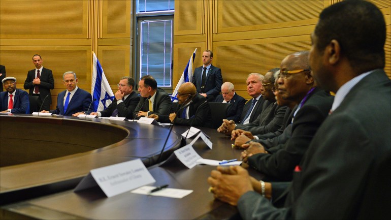 الاحتفاء بإطلاق اللوبي الإسرائيلي الإفريقي بمراسيم رسمية بالكنيست بالصورة رئيس الوزراء نتنياهو وسفراء دول أفريقيا بتل أبيب خلال المراسيم، آذار مارس 2016.