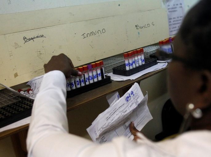 A lab technician arranges test tubes with blood samples from patients who were tested for Zika, at the maternity ward of the Hospital Escuela in Tegucigalpa Honduras, April 15, 2016. REUTERS/Jorge Cabrera