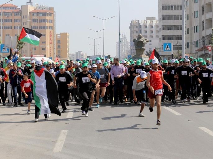مئات العدائين الفلسطينيين شاركوا بسباق نظمته حركتا "حماس" و "فتح" في مدينة غزة، تضامناً مع الأسرى الفلسطينيين في السجون الإسرائيلية