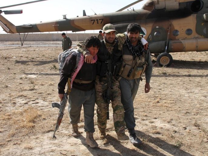 An Afghan army soldier who was injured in an operation moves to local hospital in Dasht-i Archi distrct of Kunduz province, Afghanistan, 31 October 2015. According to reports, Afghan security froces retook the control of Dasht-i Archi district of Kunduz province. At least 45 Taliban militants were killed and four security officials injured during an operation in Dasht-i Archi district of Kunduz province.