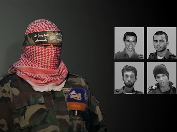 القسام تقول إنه لا اتصالات مع الاحتلال بخصوص الجنود الأسرى، والناطق باسمها يظهر وإلى جانبه صور أربعة إسرائيليين