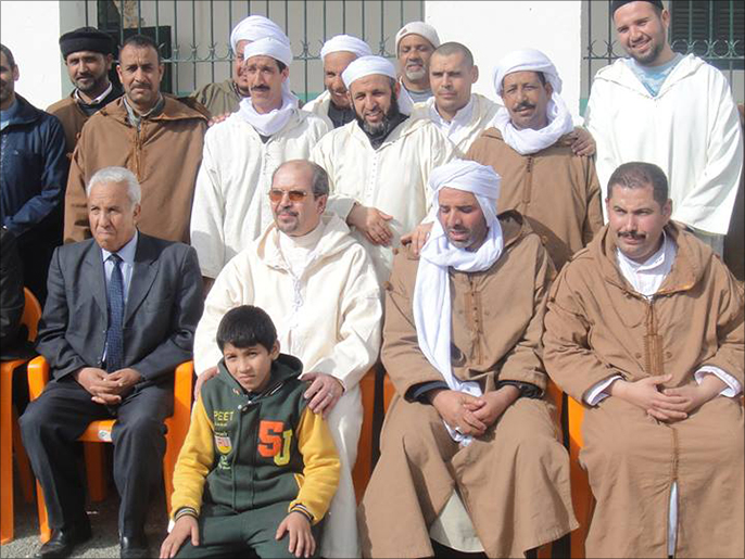 ‪بن عطاء الله (يمين) وزير الشؤون الدينية الجزائري في صورة مع مجموعة من شيوخ زوايا مدينة الجلفة‬ (الجزيرة)