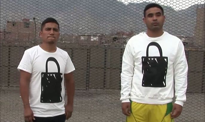 سجناء في بيرو يصممون أزياء للبيع في باريس