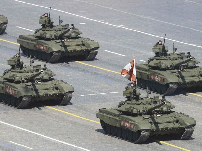 Russian servicemen drive T-90A tanks during the Victory Day parade at Red Square in Moscow, Russia, May 9, 2015. Russia marks the 70th anniversary of the end of World War Two in Europe on Saturday with a military parade, showcasing new military hardware at a time when relations with the West have hit lows not seen since the Cold War. REUTERS/Host Photo Agency/RIA Novosti ATTENTION EDITORS - THIS IMAGE HAS BEEN SUPPLIED BY A THIRD PARTY. IT IS DISTRIBUTED, EXACTLY AS RECEIVED BY REUTERS, AS A SERVICE TO CLIENTS