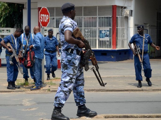 Burundi policemen secure the scene of a grenade attack in the capital Bujumbura February 15, 2016. REUTERS/Evrard Ngendakumana