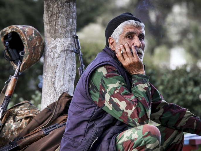 مقاتل أرميني متطوع في قتال بناغورنو قره باغ الانفصالية الذي يعد أسوأ موجة قتال بالمنطقة منذ نحو عشرين عاما (أسوشيتد برس)