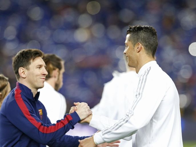 Football Soccer - FC Barcelona v Real Madrid - La Liga - Camp Nou, Barcelona - 2/4/16 Barcelona's Lionel Messi shakes hands with Real Madrid's Cristiano Ronaldo before the game Reuters / Albert Gea Livepic EDITORIAL USE ONLY.