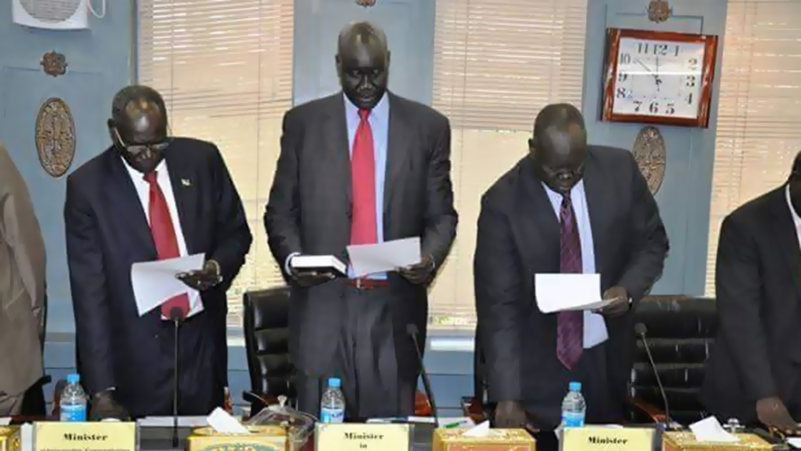 ‪‬ بعض وزراء الحكومة الانتقالية بجنوب السودان يؤدون اليمين(الجزيرة)