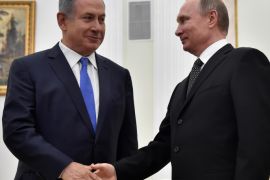 Russian President Vladimir Putin (R) shakes hands with Israeli Prime Minister Benjamin Netanyahu during a meeting at the Kremlin in Moscow, Russia, April 21, 2016. REUTERS/Alexander Nemenov/Pool