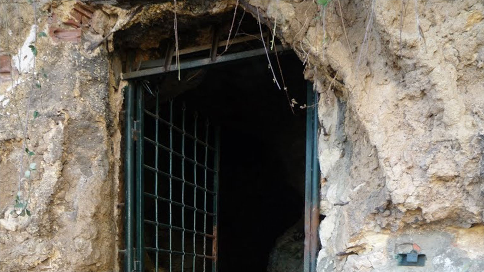 ‪مدخل المغارة التي اختبأ فيها دي سرفانتس في الجزائر‬ (الجزيرة)