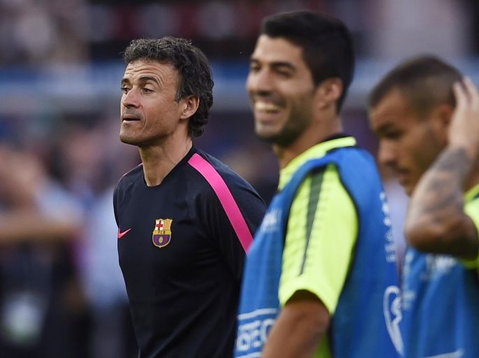 Football - FC Barcelona Training - UEFA Champions League Final Preview - Olympiastadion, Berlin, Germany - 5/6/15 Barcelona's Luis Suarez and coach Luis Enrique during training Reuters / Dylan Martinez