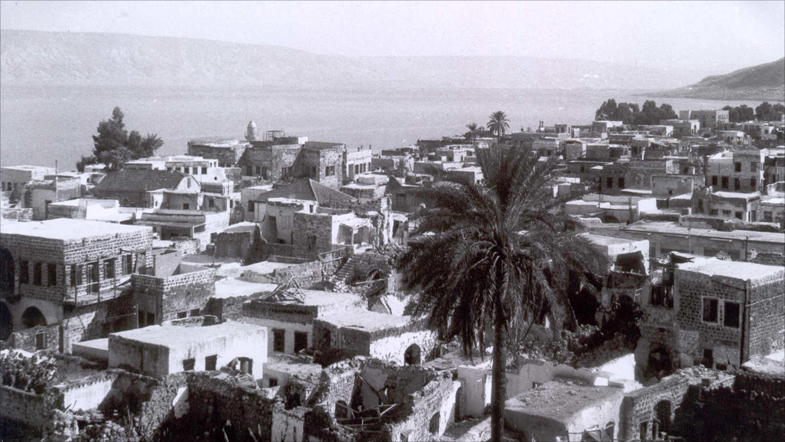 مدينة طبريا قبل تهجير سكانها الفلسطينيين عام 1948 وامتازت قبل ظهور الصهيونية بالعلاقات الحسنة بين العرب واليهود(الجزيرة)