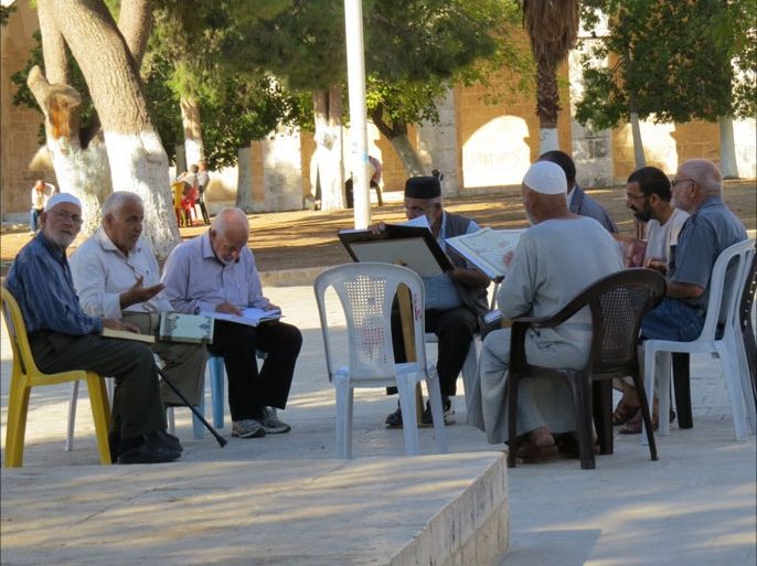 مسنون مرابطون في المسجد الأقصى