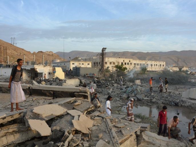 People inspect damage at a site hit by Saudi-led air strikes in the al Qaeda-held port of Mukalla city in southern Yemen April 24, 2016. REUTERS/Stringer EDITORIAL USE ONLY. NO RESALES. NO ARCHIVE