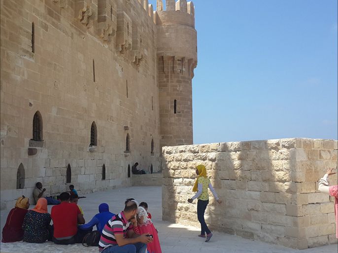 صورة أخرى تظهر انخفاض عدد مرتادي أحد المزارات السياحية الرئيسية في الاسكندرية (قلعة قايتباي)