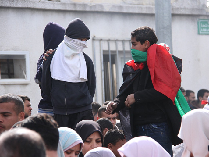 ‪طفلان ملثمان يستلهمان تجربة الانتفاضة في احتجاجهم ضد أونروا‬ (الجزيرة-أرشيف)