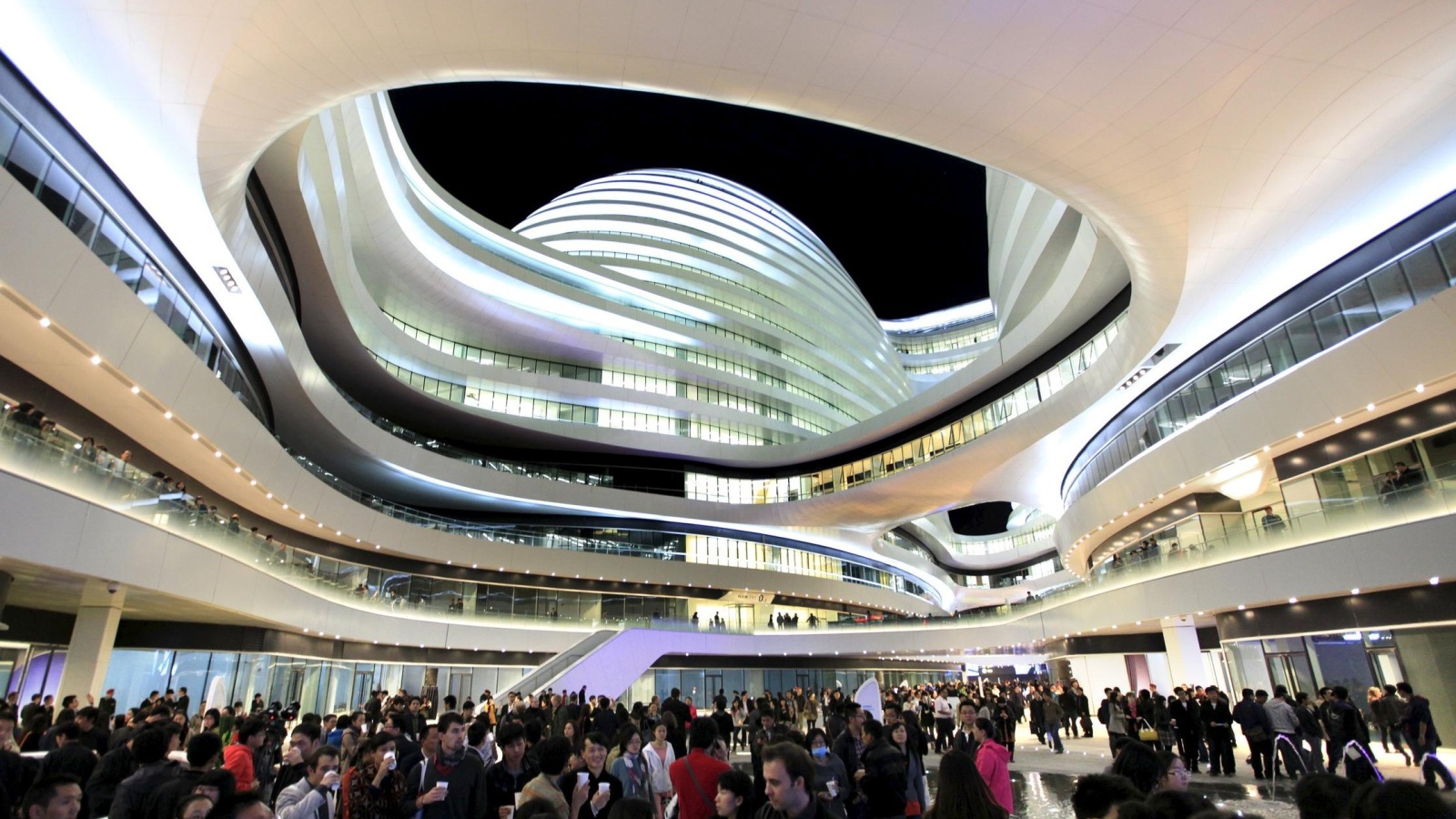 نظرة من الداخل لمبنى سوهو غالاكسي في بكين الذي صممته زها حديد(رويترز)
