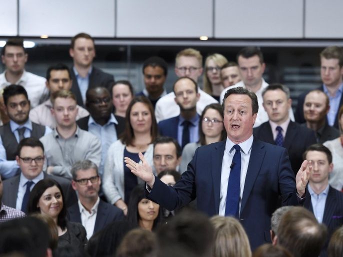 Britain's Prime Minister David Cameron holds a Q&A session on the forthcoming European Union referendum with staff of PricewaterhouseCoopers in Birmingham, Britain, April 5, 2016. REUTERS/Facundo Arrizabalaga/Pool