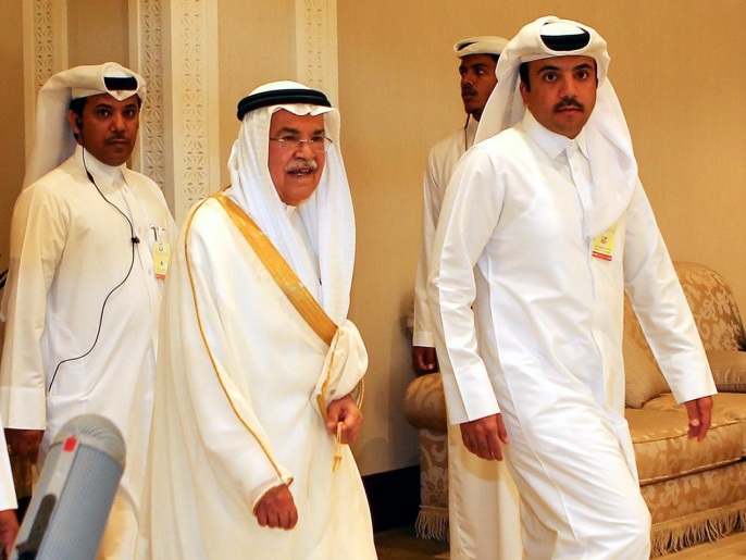 ‪‬ وزير النفط السعودي (وسط) أثناء وجوده في مقر المؤتمر بالدوحة(الأوروبية)