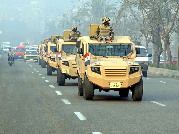 الجيش ينتشر في شوارع مصر بالتزمن مع دعوات للتظاهر ضد السيسي في ذكرى تخرير سيناء