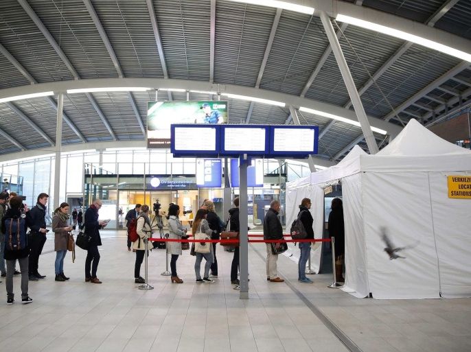 Commuters stand in line in front of a voting tent set up at the Central Station in Utrecht, The Netherlands, 06 April 2016, for the Dutch referendum about the association agreement between the EU and Ukraine. A referendum is held in The Netherlands on 06 April 2016 to decide in favor or against the ratification of the Association Agreement between the EU and Ukraine.
