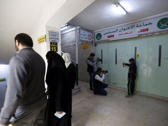 الصورة مصدرها رويترز - مدخل مقر #الإخوان_المسلمين، بعد إخلاء الأمن الأردني له، وإغلاقه بالشمع الأحمر