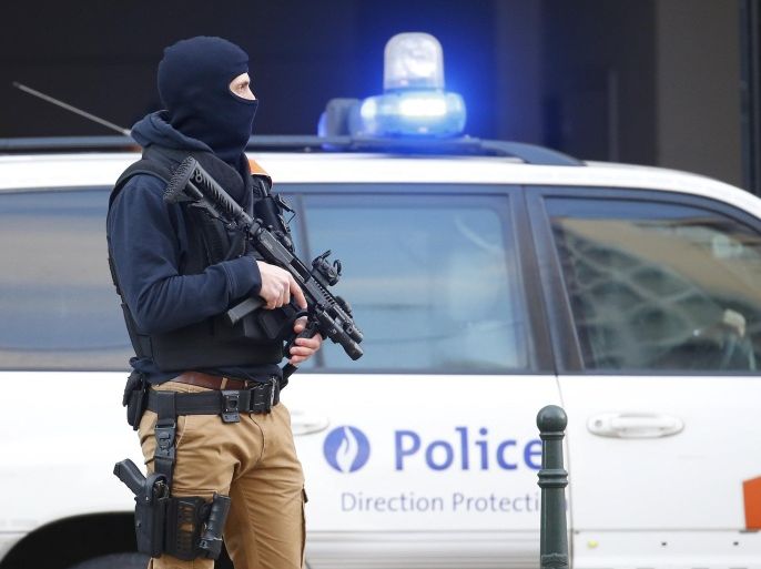 A Belgian special forces police officer stands guard outside a courthouse as Paris attacks suspect Salah Abdelslam remains in police custody, in Brussels, Belgium, April 7, 2016. REUTERS/Yves Herman