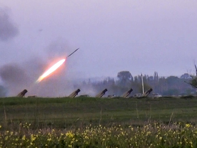 صاروخ ينطلق من أحد المواقع التابعة للقوات الأذرية (أسوشيتد برس)