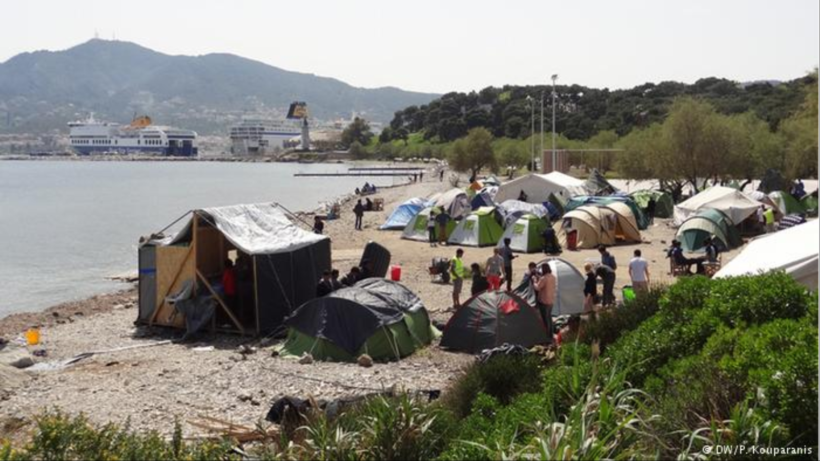 مخيم اللاجئين قرب ميناء ميتليني (دويتشه فيله)