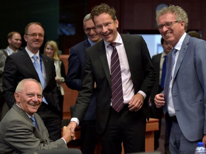 (L-R) Germany's Finance Minister Wolfgang Schauble chats with Eurogroup President Jeroen Dijsselbloem and Luxembourg's Finance Minister Pierre Gramegna during a Euro zone finance ministers meeting, to discuss whether Greece has passed sufficient reforms to unblock new loans and how international lenders might grant Athens debt relief, in Brussels, Belgium, May 24, 2016. REUTERS/Eric Vidal