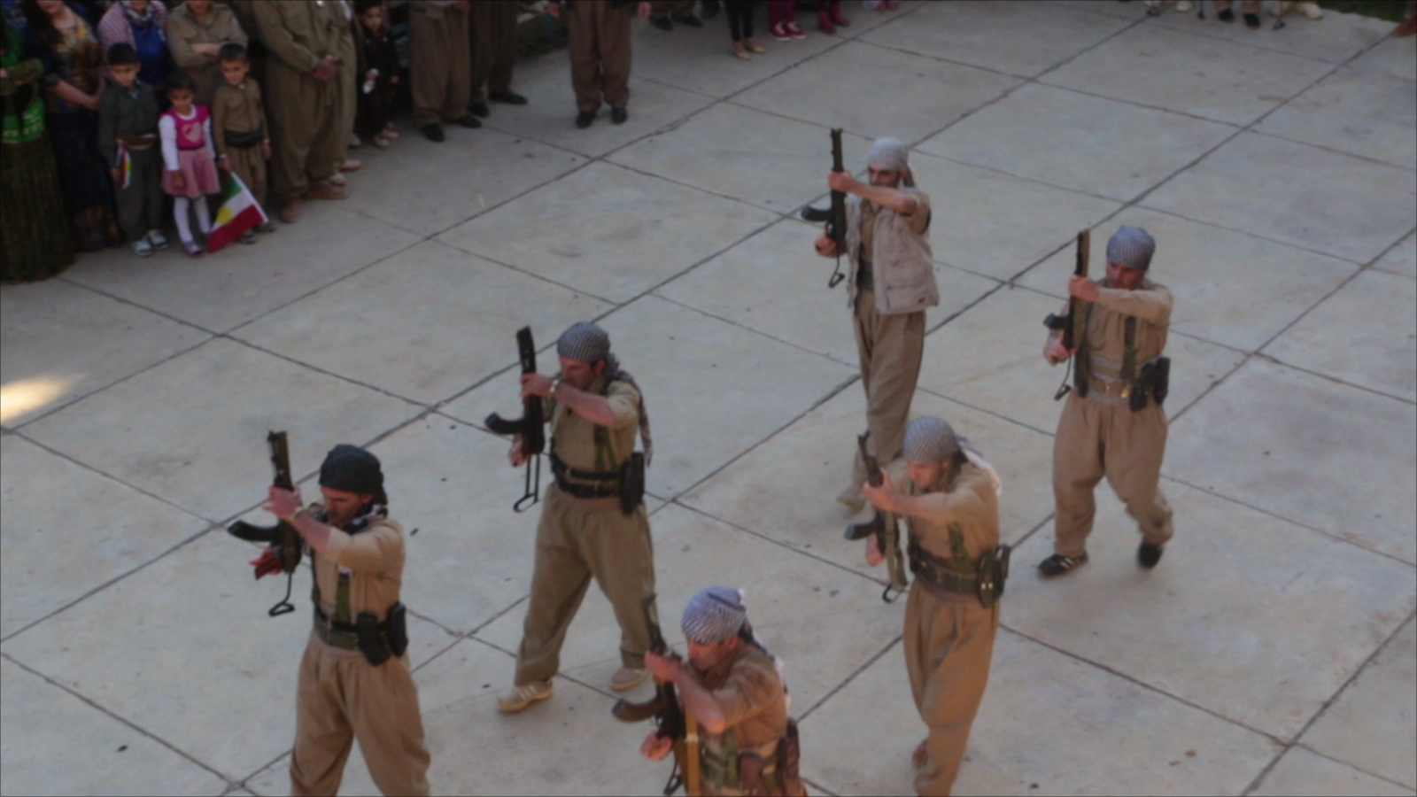 ‪تدريبات مقاتلي الحزب الديمقراطي الكردستاني الإيراني‬ (الجزيرة)