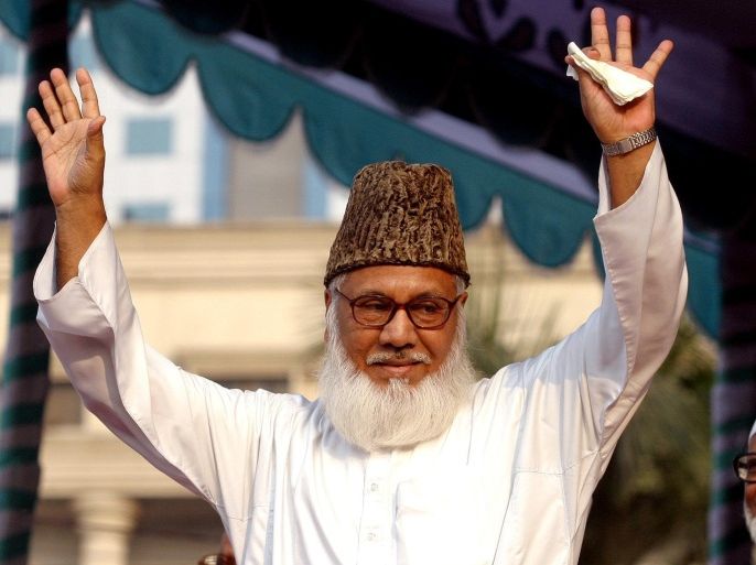 Moulana Motiur Rahman Nizami, chief of the Jamaat-e-Islami, Bangladesh's biggest Islamic Political Party and an alliance of the ruling Bangladesh Nationalist Party, waves to his supporters during a rally in Dhaka February 11, 2006. REUTERS/Rafiqur Rahman/File Photo