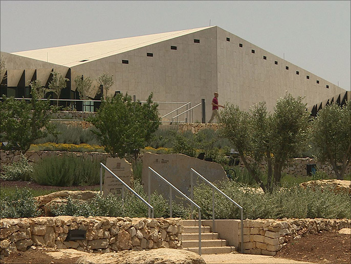الحدائق المحيطة بالمتحف تروي التاريخ النباتي لفلسطين (الجزيرة نت)