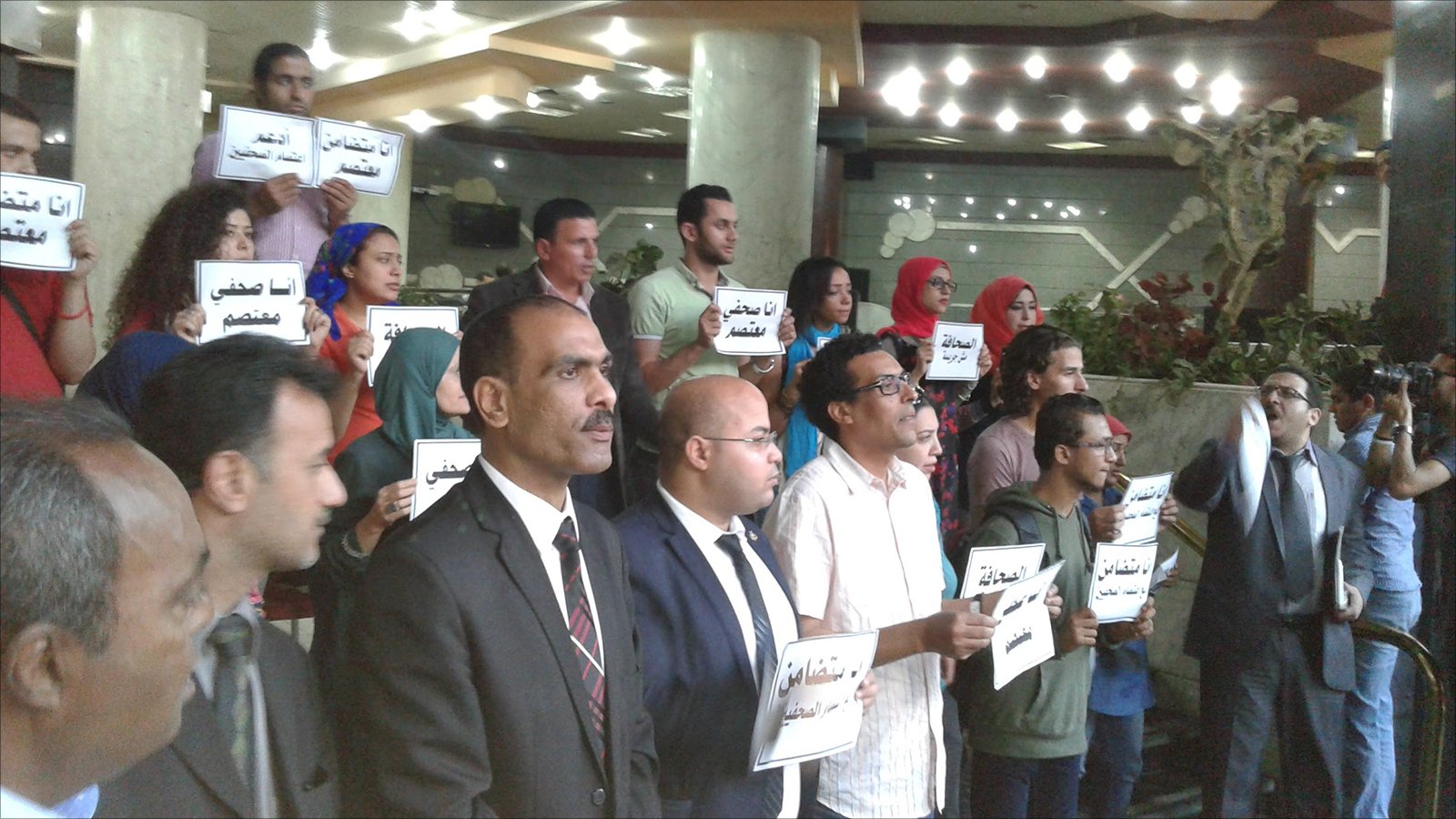 نقابيون من مختلف النقابات يتضامنون مع الصحفيين ضد انتهاكات وزارة الداخلية بمصر(الجزيرة)