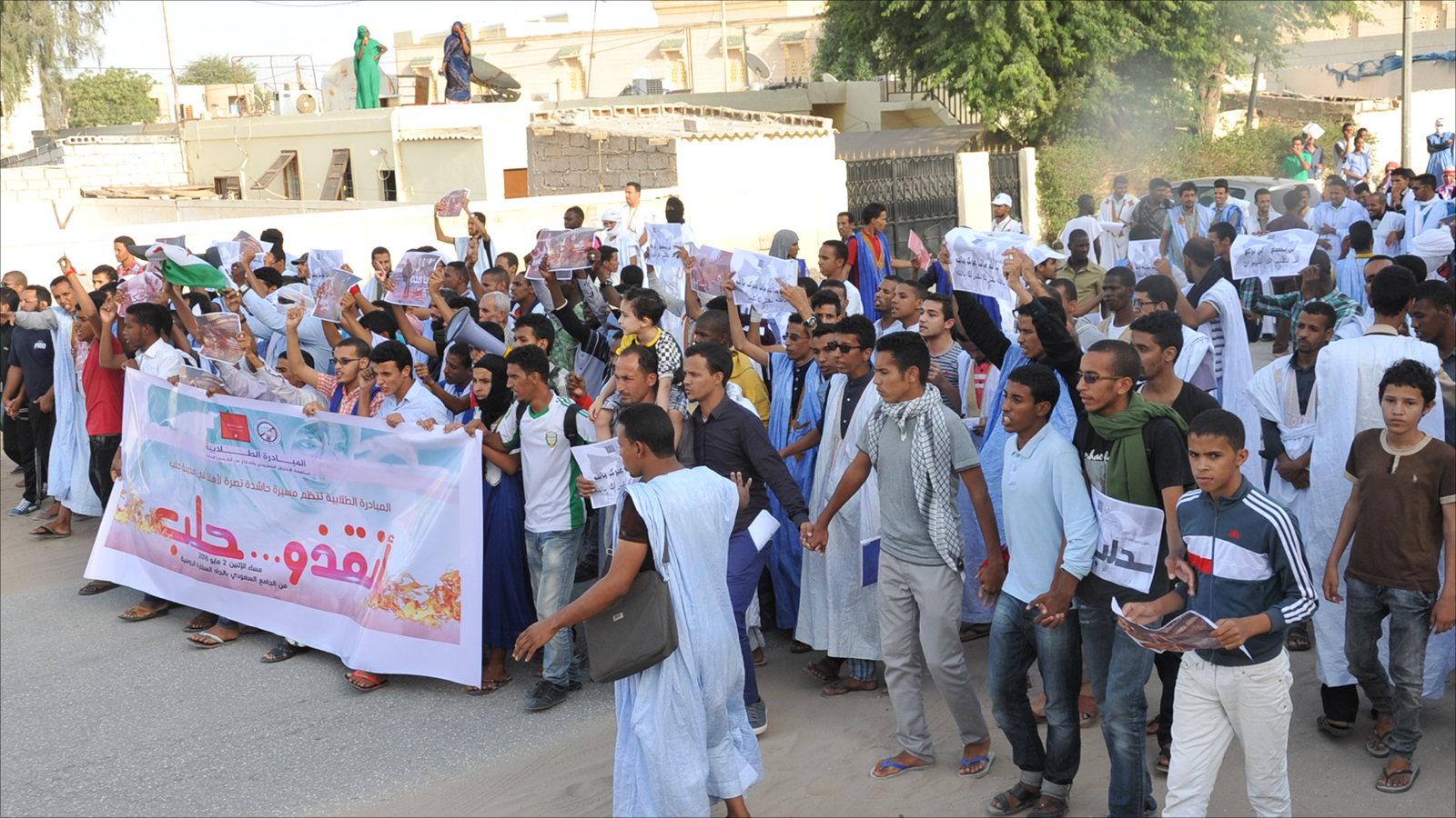 ‪جانب من المسيرة التضامنية مع حلب  في العاصمة نواكشوط‬ (الجزيرة)