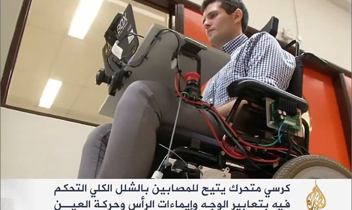 كرسي متحرك يعيد الأمل للمصابين بالشلل الكلي