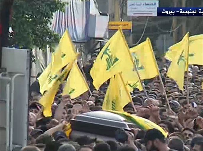 موكب تشييع القيادي العسكري البارز في حزب الله اللبناني مصطفى بدر الدين الذي قتل في انفجار بسوريا
