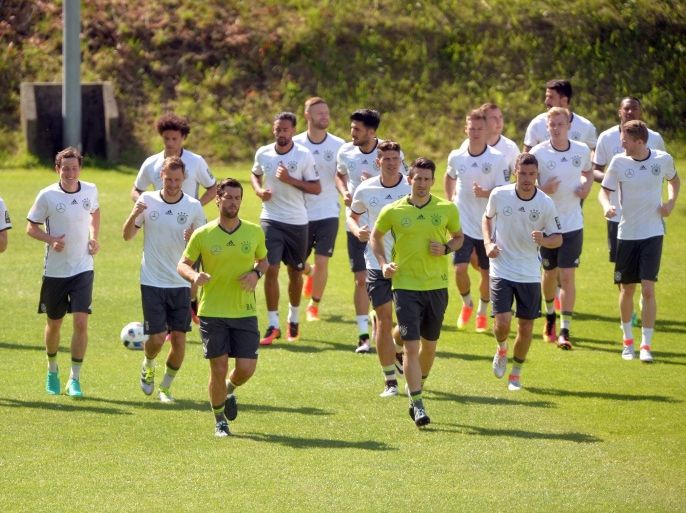 German players warm up during a training session of the German national soccer team in Ascona, southern Switzerland, 26 May 2016. Germany's national soccer team holds a training camp in Ascona in preperation for the upcoming UEFA EURO 2016 in France.