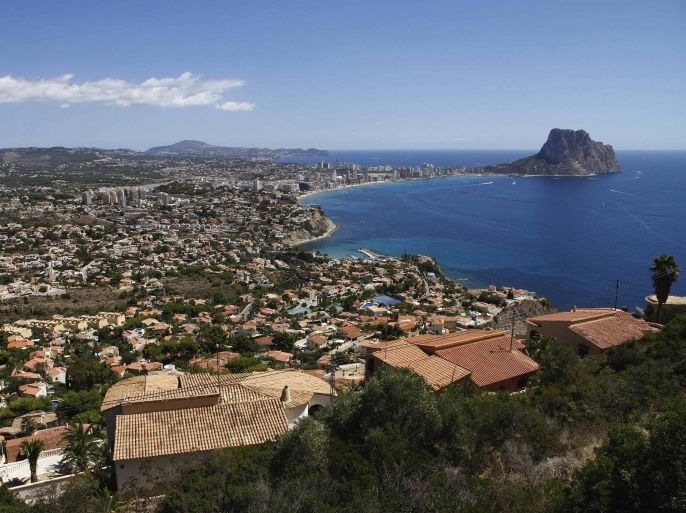 A general view of the Spanish eastern coastal tourist village of Calpe is seen near Alicante, August 9, 2013. Spain's coastline is disappearing, with the construction of new buildings, at a rate of two acres per day, Greenpeace said on Thursday. REUTERS/Heino Kalis (SPAIN - Tags: ENVIRONMENT BUSINESS CONSTRUCTION CITYSCAPE)
