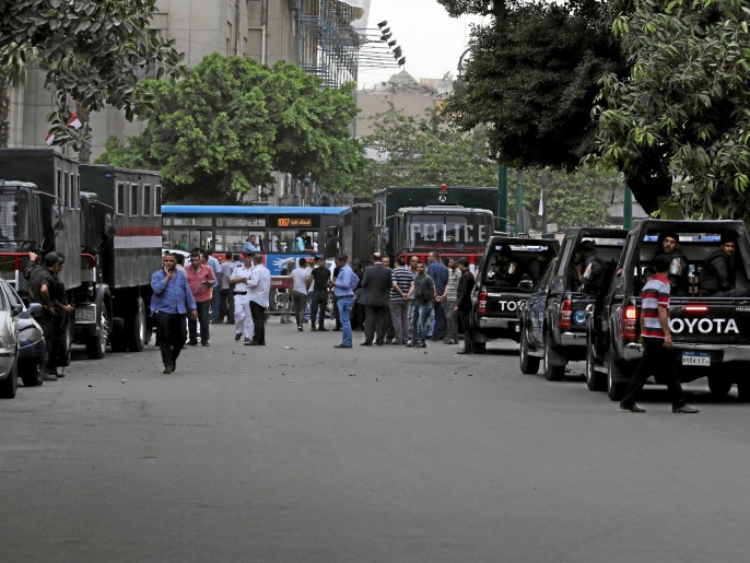 قوات الأمن تحاصر مقر النقابة وتغلق جميع الطرق المؤدية إليه (رويترز)