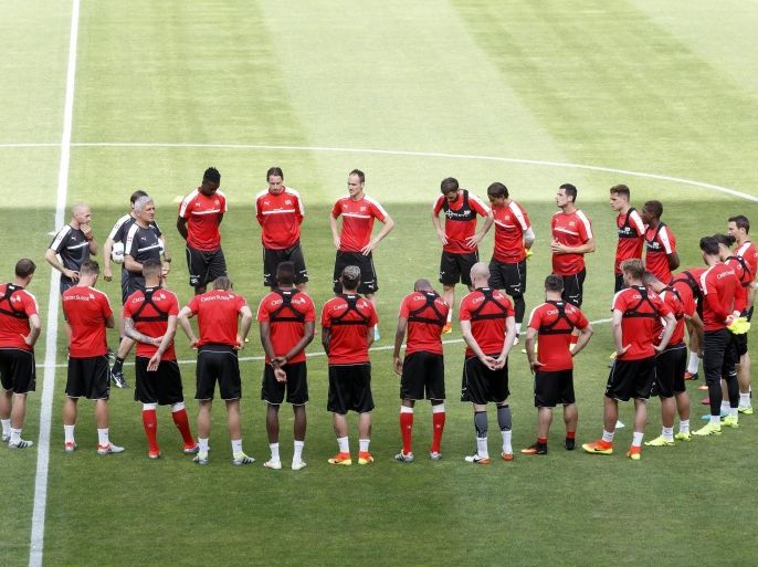 Switzerland's head coach Vladimir Petkovic (C) instructs his players during a training session of the national soccer team of Switzerland one day before an international friendly test match against Belgium, at the stade de Geneve stadium, in Geneva, Switzerland, 27 May 2016. The Switzerland national soccer team prepares for the UEFA Euro 2016 that will take place from June 10 to July 10 in France.