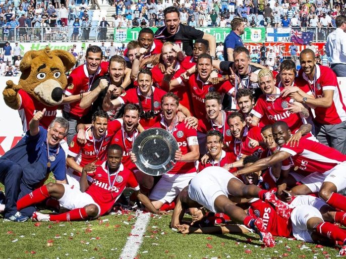 PSV Eindhoven players celebrate with the trophy after winning the Dutch national soccer championship after the Dutch Eredivisie soccer match between PEC Zwolle and PSV Eindhoven in Zwolle, Netherlands, 08 May 2016.