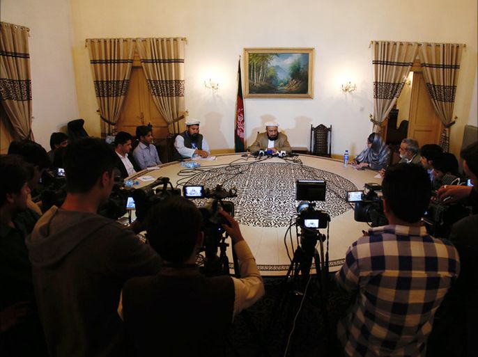 epa05314707 Afghan deputy Chief executive Mohammad Khan (C) talks with journalists about the recently signed draft of agreement between Afghan government and Hezb-e- Islami leader Gulbuddin Hekmatyar during a press conference in Kabul, Afghanistan, 18 May 2016