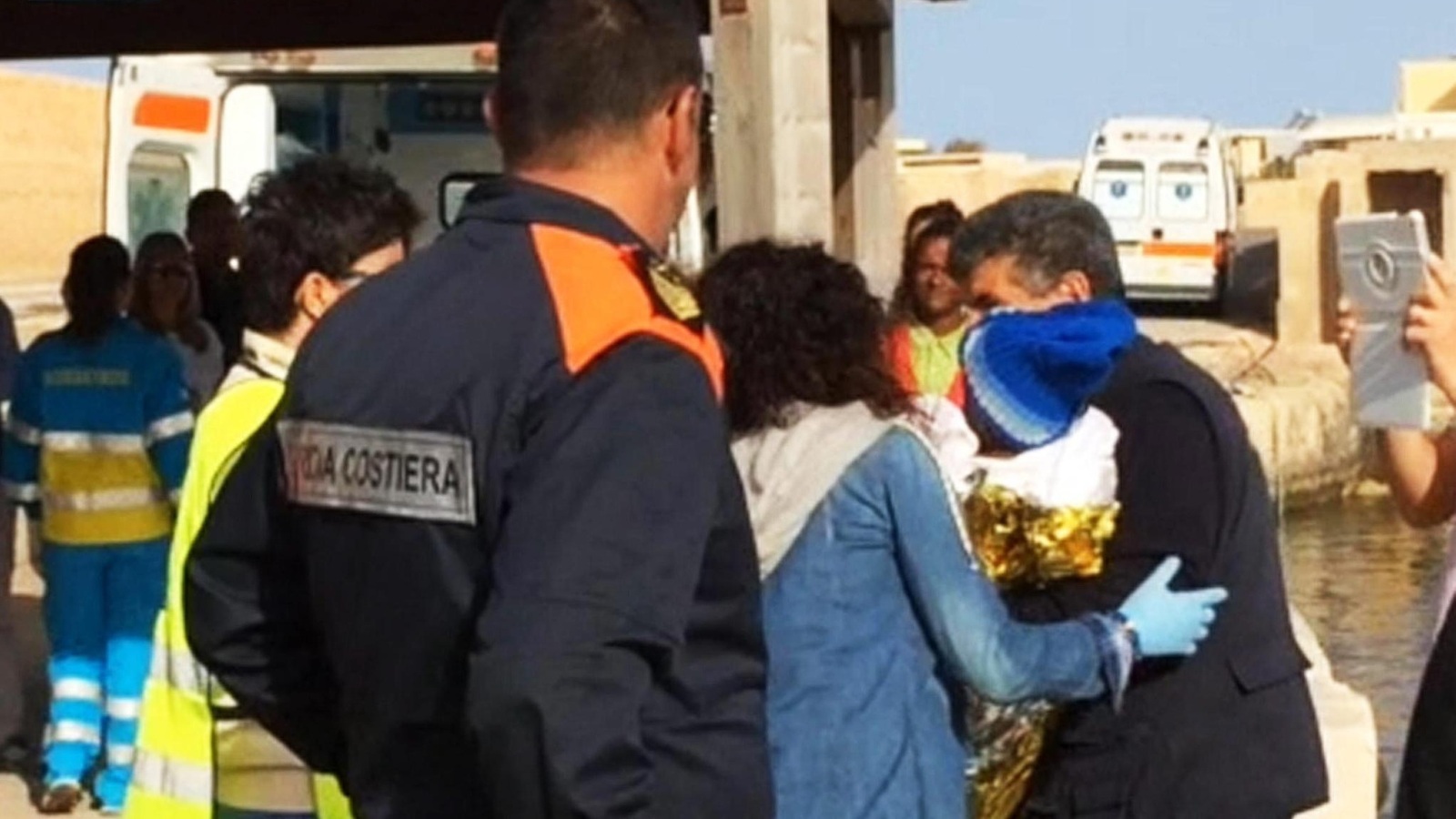 ‪مسعفة إيطالية تساعد مهاجرا ورضيعه تم إنقاذهما من الغرق‬ (الأوروبية)