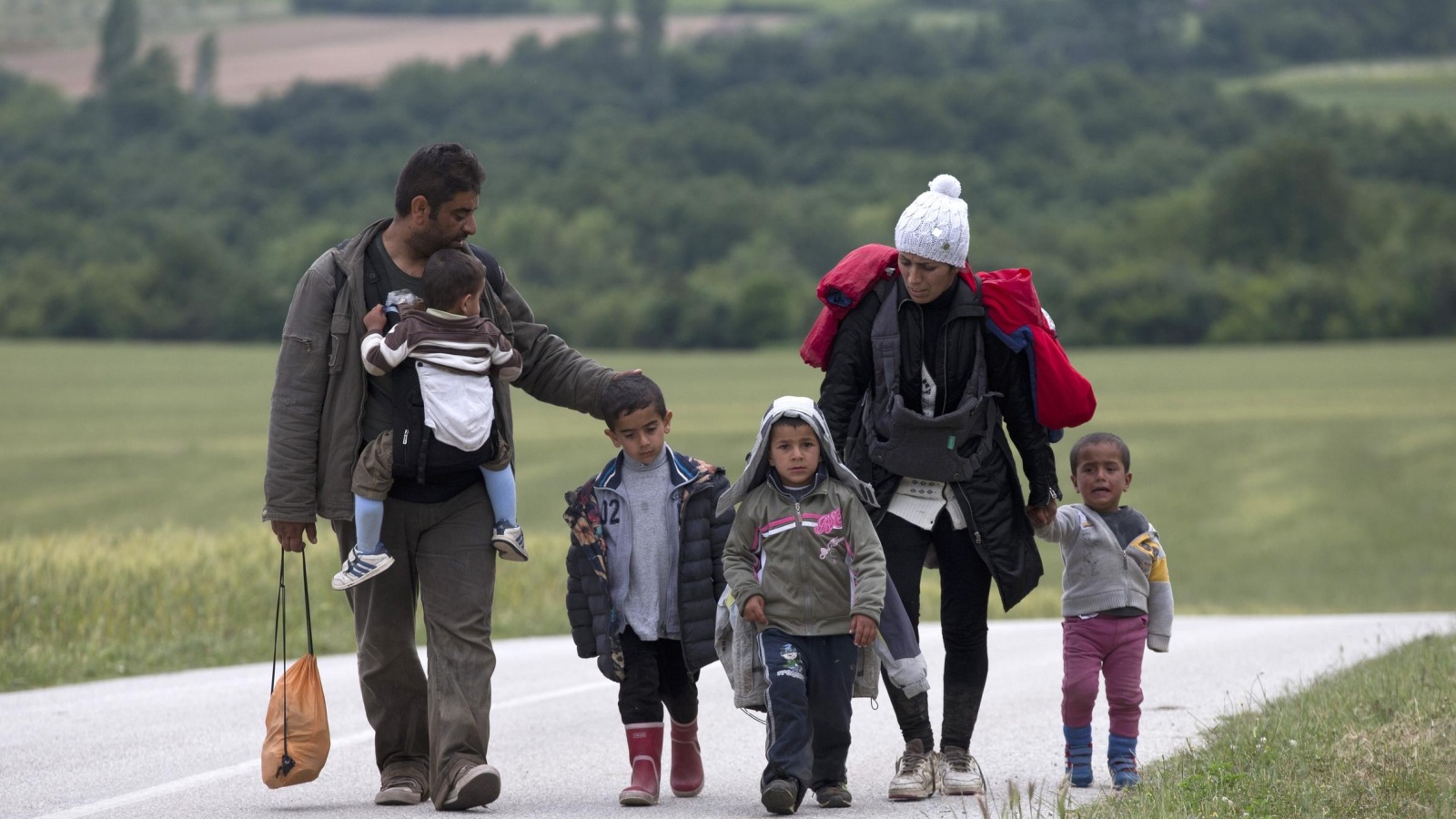 عائلة تغادر معسكر إيدوميني للاجئين شمال اليونان سيرا على الأقدامرويترز)