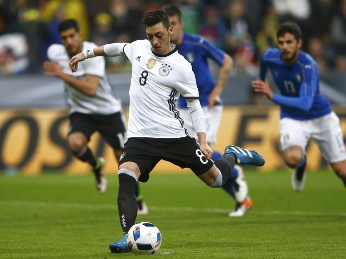 أوزيل يحتل المرتبة الثانية بين أغلى اللاعبين بالمنتخب الألماني (رويترز)