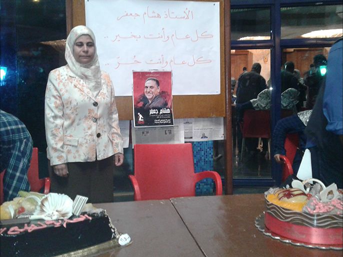 منار زوجة المعتقل هشام جعفر تحتفل بالشموع بعيد ميلاده.